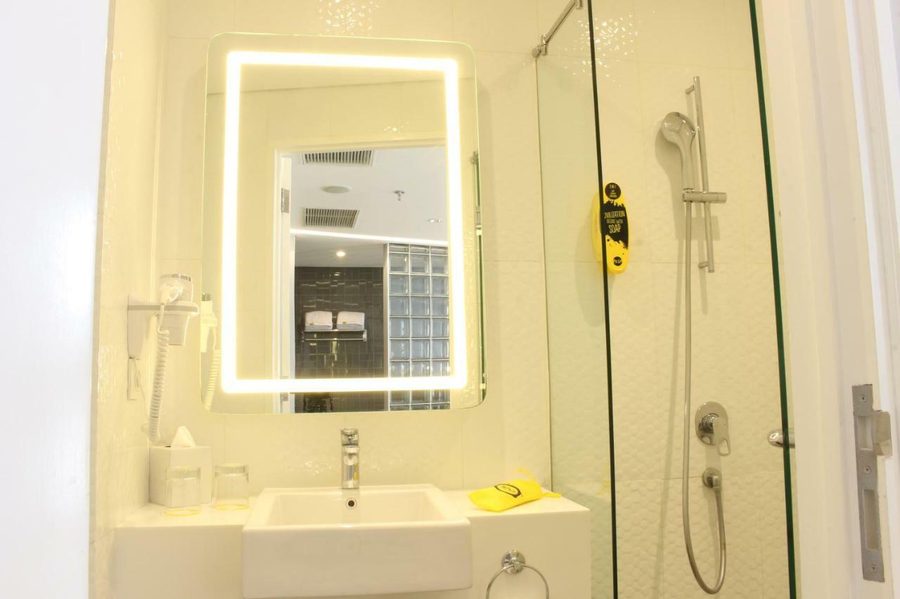 Yello Hotel Harmoni Giacarta Esterno foto